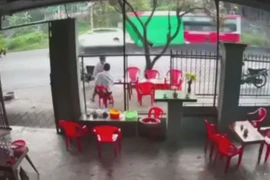 Video: Cận cảnh SUV bị xe giường nằm... "thúc đít"