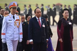 Các đại biểu Đại hội Đảng XIII viếng Chủ tịch Hồ Chí Minh