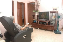 Cong, trượt đốt sống vì xem nhiều ti vi