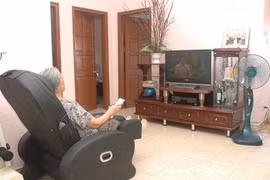 Cong, trượt đốt sống vì xem nhiều ti vi