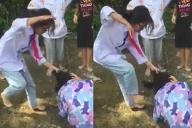 Nữ sinh bị nhóm bạn vây đánh dã man, nhiều người xung quanh hò hét cổ vũ