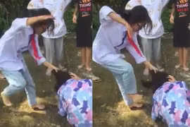 Nữ sinh bị nhóm bạn vây đánh dã man, nhiều người xung quanh hò hét cổ vũ