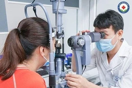 Cẩn thận cận thị thoái hóa gây hỏng mắt