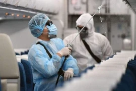 Đi máy bay ngồi gần 2 ca dương tính, thanh niên Hà Nội mắc Covid-19