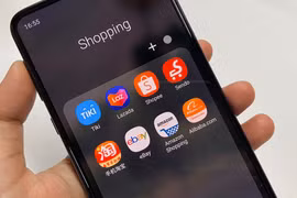 Bùng nổ gian hàng nước ngoài trên sàn thương mại điện tử Việt