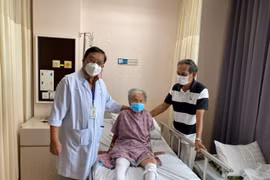 Thay khớp háng đôi nhân tạo cho cụ bà 93 tuổi