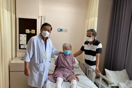 Thay khớp háng đôi nhân tạo cho cụ bà 93 tuổi