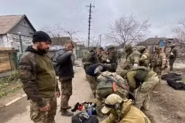 Hơn 1000 binh sĩ Ukraina đầu hàng ở Mariupol, giao chiến ác liệt trên vùng Kharkiv