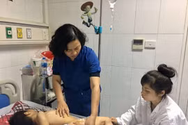 Đau lòng bé trai bại não bị 4 con chó lao vào cắn nát bộ phận sinh dục