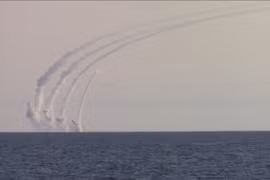 Khinh hạm hạm đội Biển Đen phóng tên lửa hành trình Kalibr tấn công kho vũ khí quân đội Ukraine ở nhà máy nhôm Zaporizhzhya. Video RT