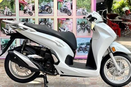 “Bóc tem” Honda SH 350i đầu tiên về tới Việt Nam: đắt hơn SH 300i phân phối chính hãng gần trăm triệu