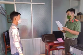 Cơ quan An ninh điều tra Công an tỉnh Long An tống đạt quyết định khởi tố bị can đối với V.C.Q.