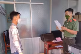 Cơ quan An ninh điều tra Công an tỉnh Long An tống đạt quyết định khởi tố bị can đối với V.C.Q.