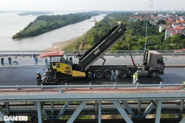 Những hình ảnh mới nhất của "đại công trường" sửa chữa mặt cầu Thăng Long