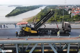 Những hình ảnh mới nhất của "đại công trường" sửa chữa mặt cầu Thăng Long