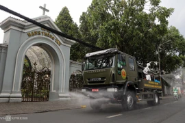 15 xe đặc chủng Quân khu 7 phun khử trùng quận Gò Vấp