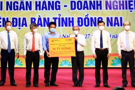 Đại diện Tập đoàn T&T Group và Ngân hàng SHB trao tặng Quỹ phòng, chống dịch Covid-19 tỉnh Đồng Nai 10 tỷ đồng.