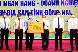 Đại diện Tập đoàn T&T Group và Ngân hàng SHB trao tặng Quỹ phòng, chống dịch Covid-19 tỉnh Đồng Nai 10 tỷ đồng.