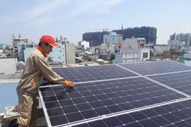 Lắp pin mặt trời trên mái nhà