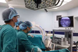  Phải mổ 2 lần vì để tinh hoàn ẩn nằm lâu trong ổ bụng