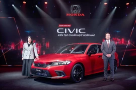 Phó Tổng Giám đốc thứ nhất và Tổng Giám đốc Honda Việt Nam bên cạnh Honda Civic 2022 (từ trái qua phải).