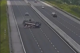 Video: Xe tải nổ lốp lộn 2 vòng trên cao tốc Hà Nội- Hải Phòng