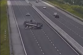 Video: Xe tải nổ lốp lộn 2 vòng trên cao tốc Hà Nội- Hải Phòng