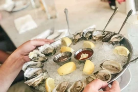 Cầu cứu bác sĩ nam khoa vì càng ăn hàu càng yếu