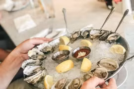 Cầu cứu bác sĩ nam khoa vì càng ăn hàu càng yếu