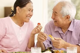 Dinh dưỡng hợp lý cho người cao tuổi bị đột quỵ