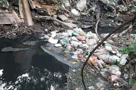 Nơm nớp nỗi lo bệnh tật quanh “con mương chết”