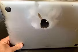 Được mang Macbook 15 inch lên máy bay nếu tắt nguồn