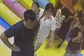 Hình ảnh người đàn ông bạo hành bé gái 4 tuổi khiến dư luận bức xúc. Ảnh cắt từ clip.