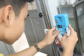 Thiết bị điều chỉnh bình truyền dịch từ xa