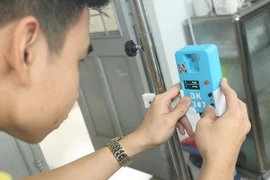 Thiết bị điều chỉnh bình truyền dịch từ xa