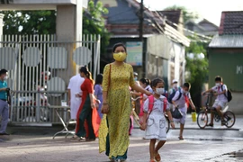 Học sinh Nghệ An, Hà Tĩnh hớn hở đến trường sau thời gian dài nghỉ dịch