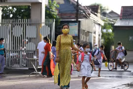 Học sinh Nghệ An, Hà Tĩnh hớn hở đến trường sau thời gian dài nghỉ dịch