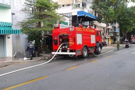 Lực lượng chữa cháy xuống hiện trường xử lý vụ việc.