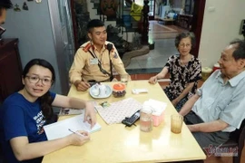 Cảnh sát giao thông Hà Nội nhờ mạng xã hội tìm nhà giúp cụ ông đi lạc