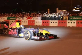 Xe đua F1 lao qua "như cơn gió" trước khu vực sân vận động Mỹ Đình, ngàn người hò reo