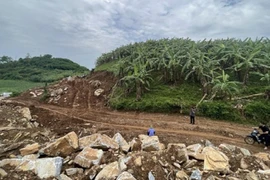 Một phần quả đồi tiếp giáp giữa xã Nghĩa Đức, huyện Nghĩa Đàn với xã Tây Hiếu, thị xã Thái Hòa bị các đối tượng khai thác trái phép. Ảnh. Công an tỉnh Nghệ An.