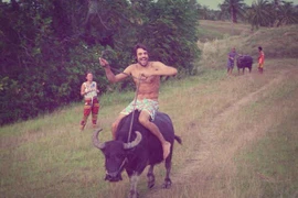 Khách Tây bị lên án khỏa thân cưỡi trâu