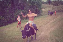 Khách Tây bị lên án khỏa thân cưỡi trâu