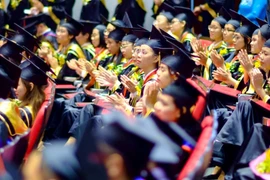 Hàng ngàn sinh viên chưa được ký bằng tốt nghiệp vì trường thiếu Hiệu trưởng