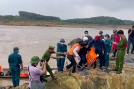 Giải cứu thành công 7 người mắc kẹt giữa sông Thạch Hãn