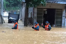 Mưa lớn nước ngập ngang người, TP Hà Giang "thất thủ"