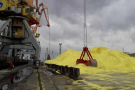 Hoang mang trước “núi” lưu huỳnh ở cảng Hải Phòng