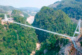 Mộc Châu: Cầu kính đi bộ đón khách tham quan từ 30/4