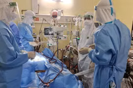 Phục hồi dịch vụ chăm sóc sức khỏe toàn dân, đảm bảo an ninh y tế