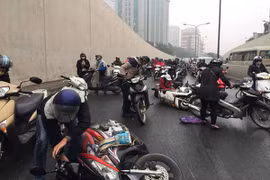 Hàng loạt xe máy ngã liên hoàn tại hầm chui Kim Liên